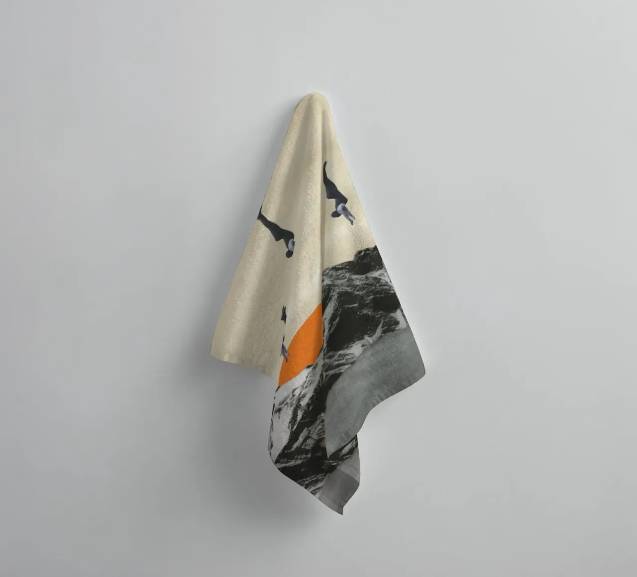 Vivere pericolosamente asciugamano da bagno da Cassia Beck Collage