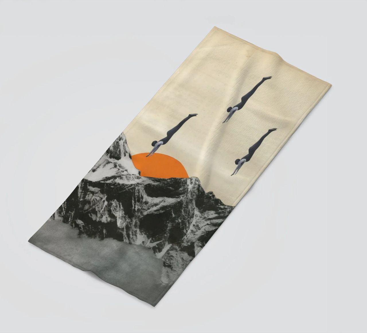 Vivere pericolosamente telo mare da Cassia Beck Collage
