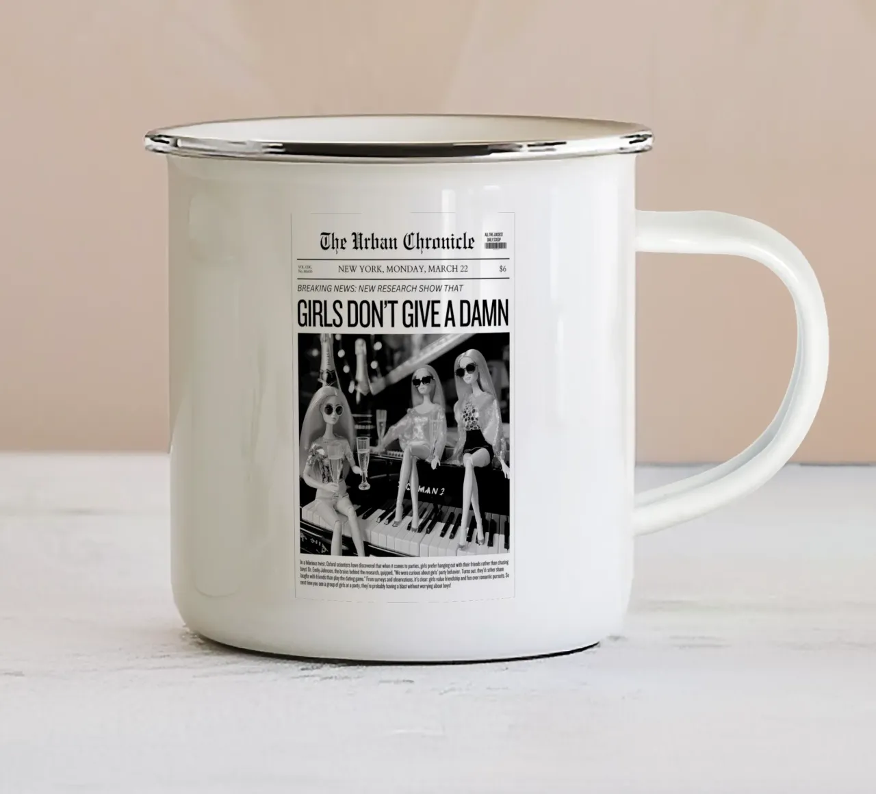 Giornale "Girls Don't Give A Damn" - Barbie Pop Art in bianco e nero Pri tazza in smalto da NorwesClub