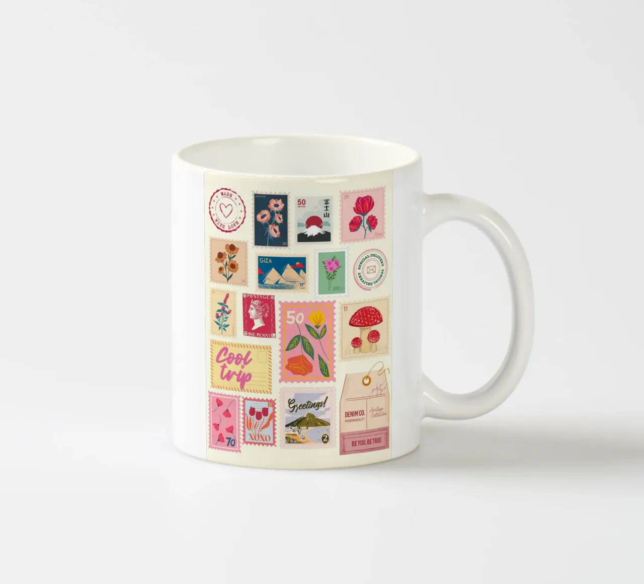 Collage di francobolli d'epoca e di estetiche floreali e di viaggio retrò Prin tazza in ceramica da NorwesClub