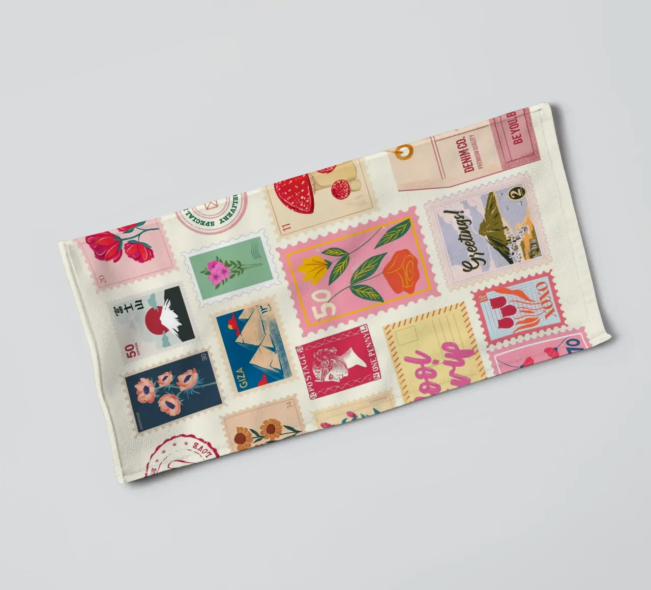 Collage di francobolli d'epoca e di estetiche floreali e di viaggio retrò Prin asciugamano da bagno da NorwesClub