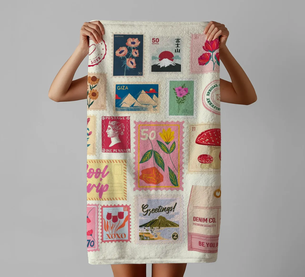 Collage di francobolli d'epoca e di estetiche floreali e di viaggio retrò Prin asciugamano da bagno da NorwesClub