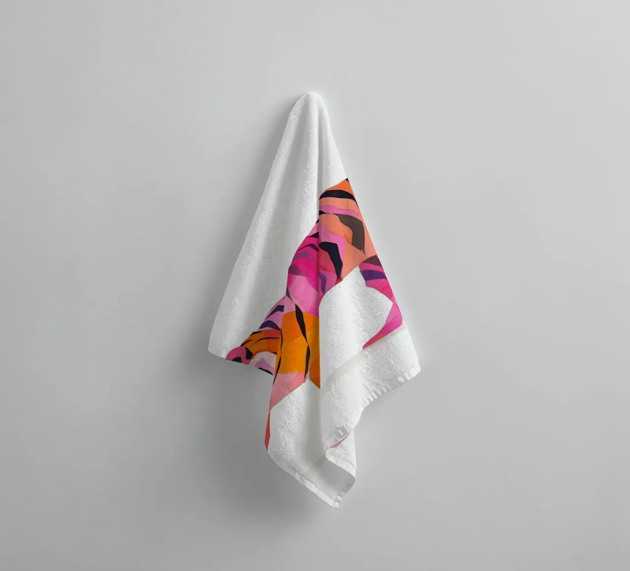 Abstract Roze & Oranje Tijger | Pop Art Wilde Dieren Print badhanddoek van NorwesClub