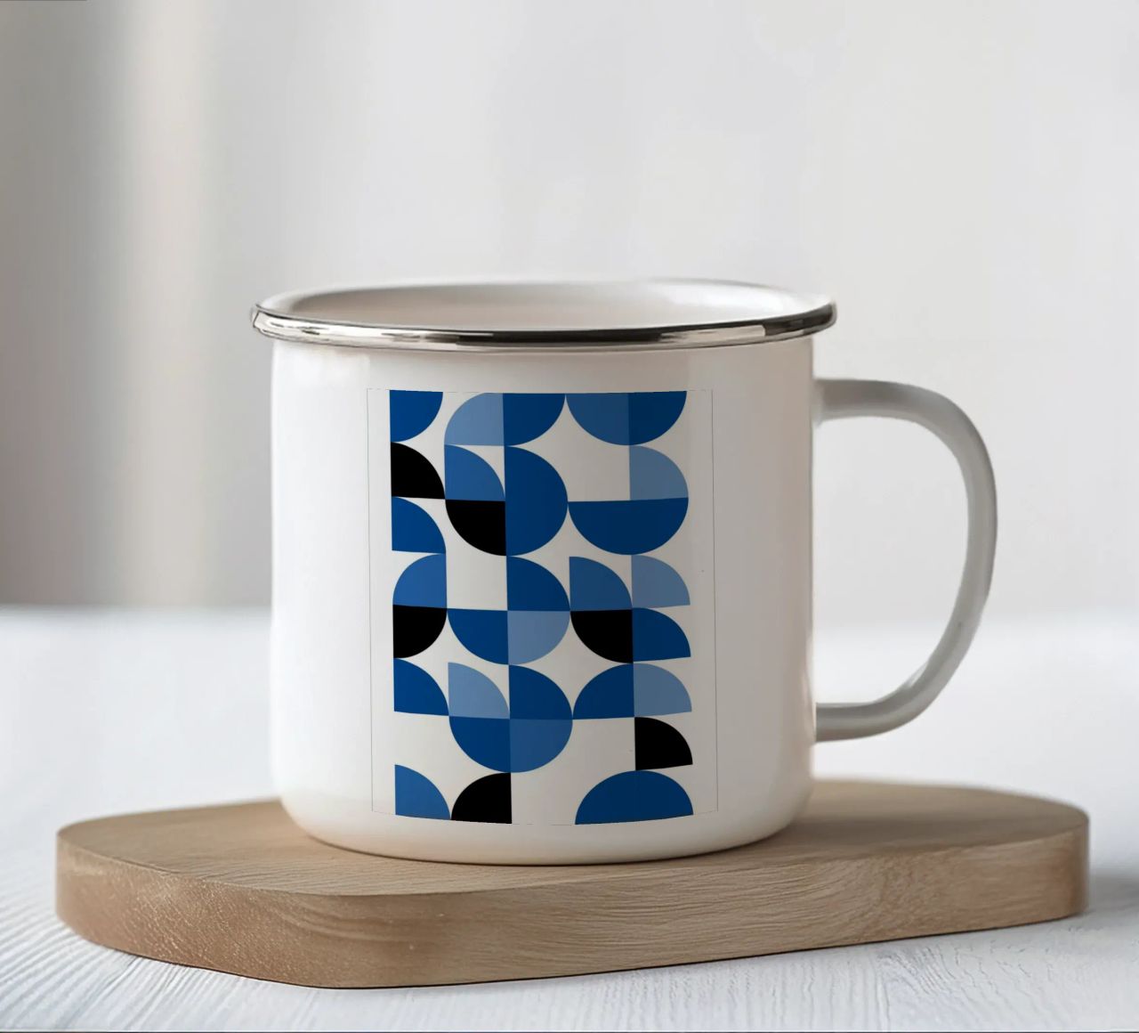 Modulaire halve cirkels in blauw - Bauhaus patrooncompositie emaille mok van Casa Calm