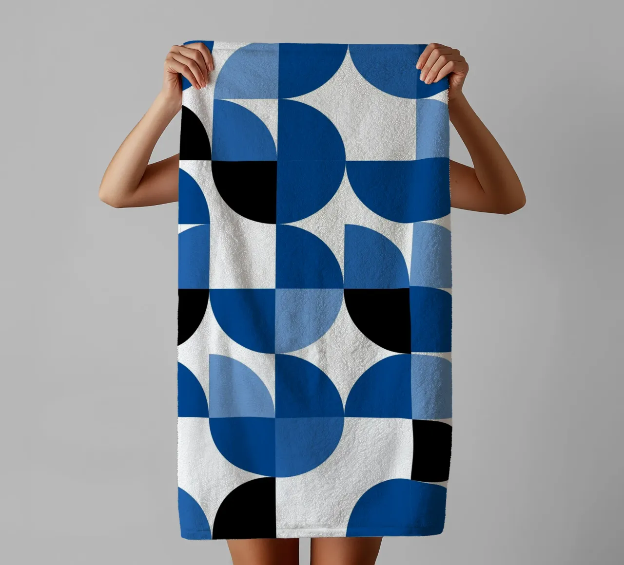 Modulaire halve cirkels in blauw - Bauhaus patrooncompositie badhanddoek van Casa Calm