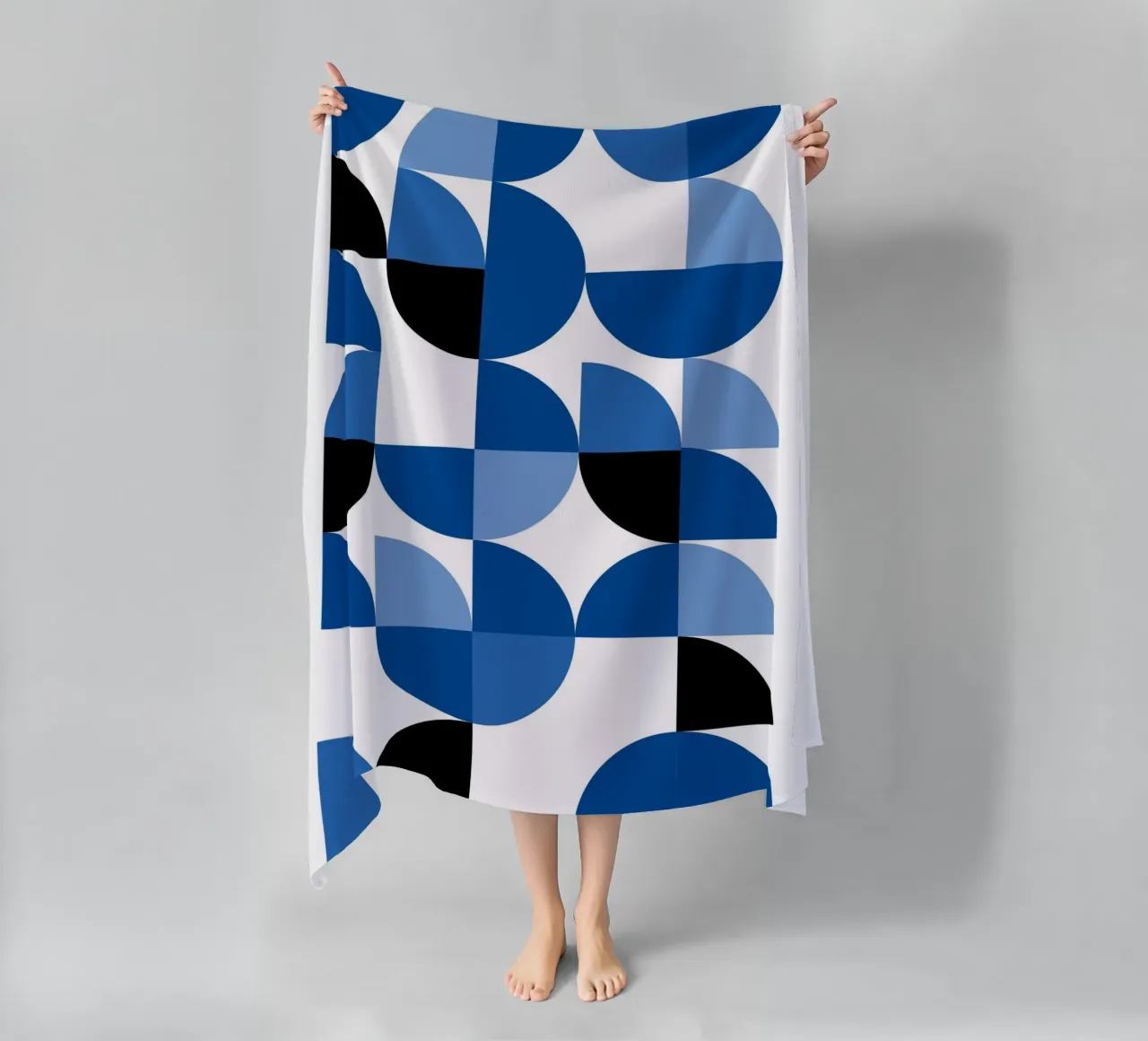 Modulaire halve cirkels in blauw - Bauhaus patrooncompositie strandhanddoek van Casa Calm