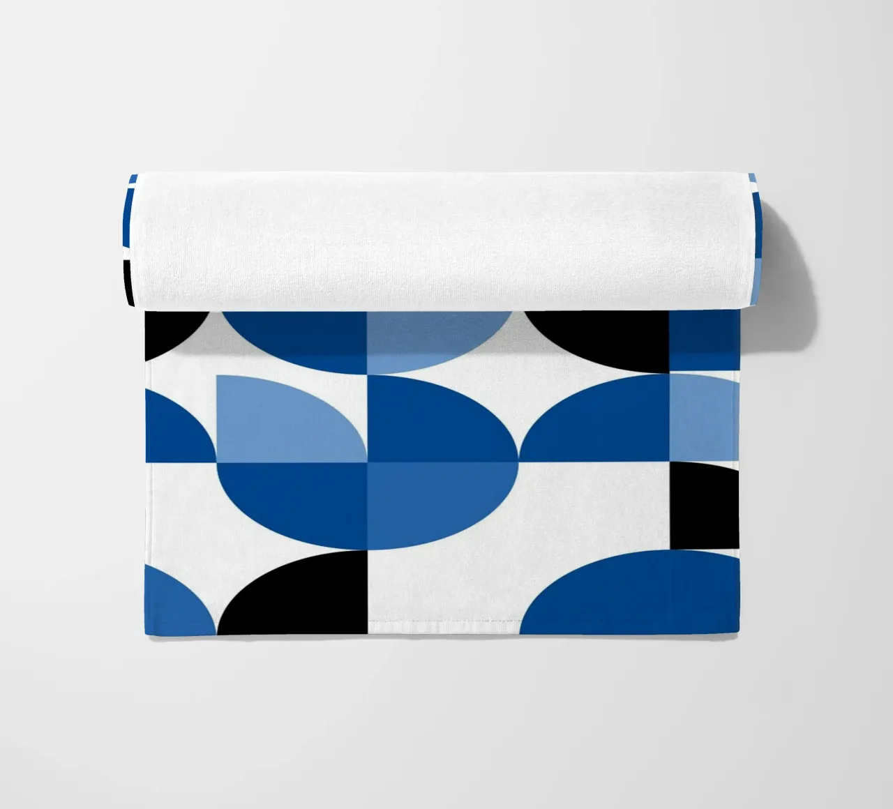 Modulaire halve cirkels in blauw - Bauhaus patrooncompositie strandhanddoek van Casa Calm