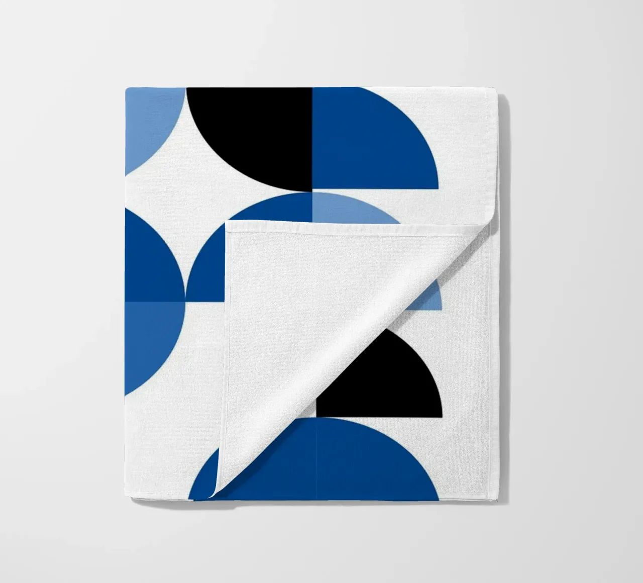 Modulaire halve cirkels in blauw - Bauhaus patrooncompositie strandhanddoek van Casa Calm