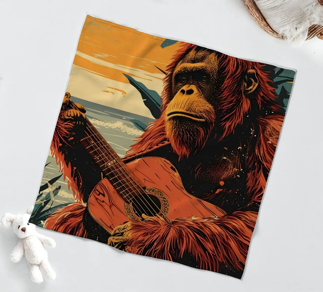 Orang Utan spielt Gitarre am Strand coperta in pile da WILD ART