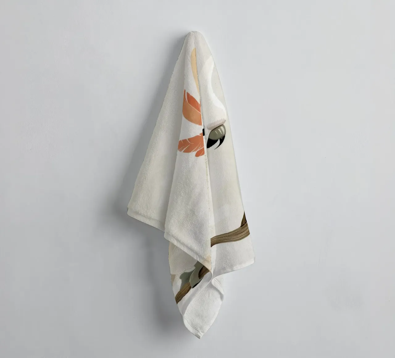 Sereno cacatua bianco su un ramo asciugamano da bagno da DesignDoodle