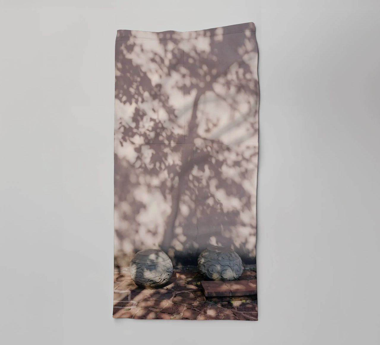 Shadow of a tree in China asciugamano da bagno da photolovers