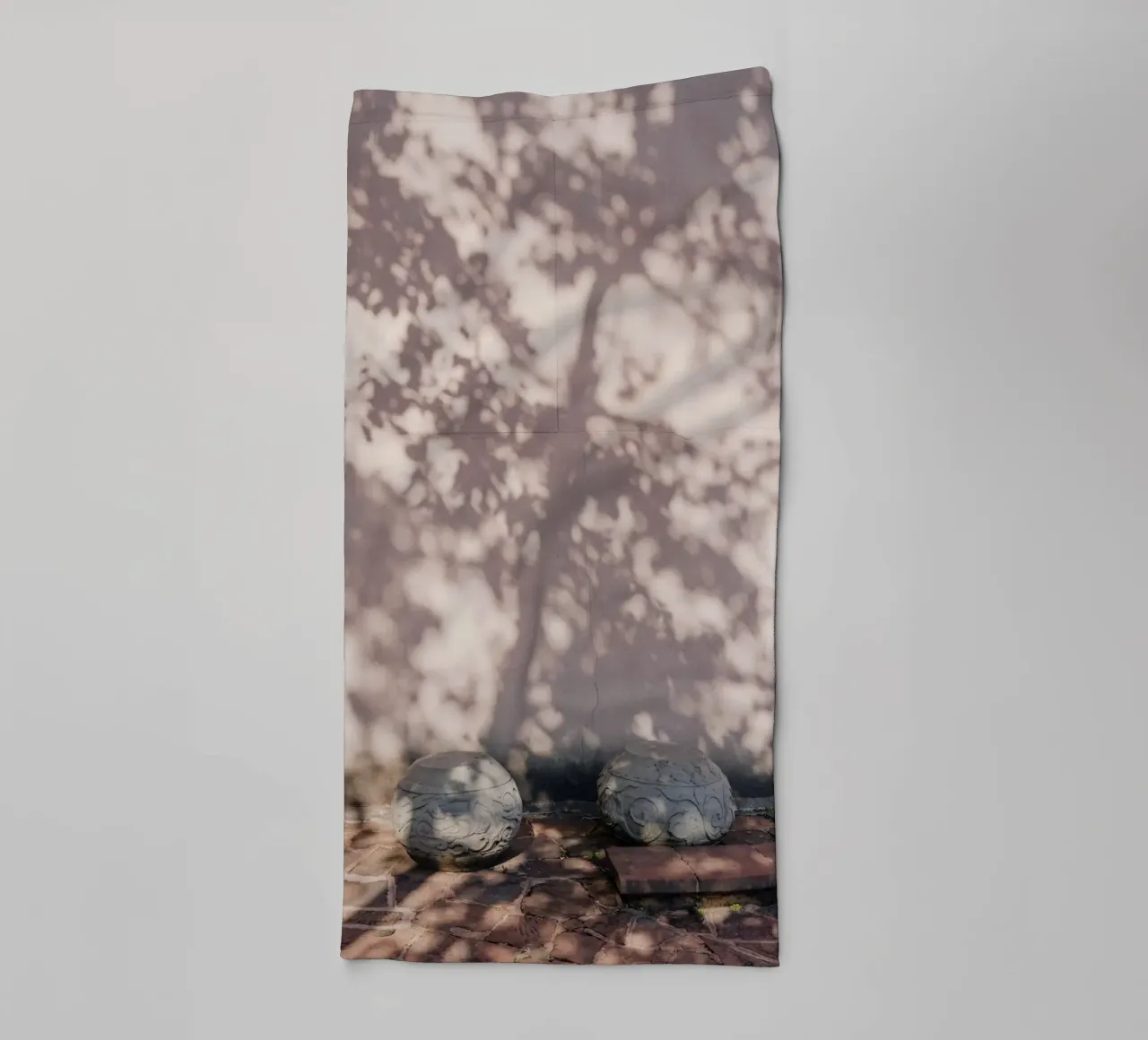 Shadow of a tree in China toalla de baño de photolovers