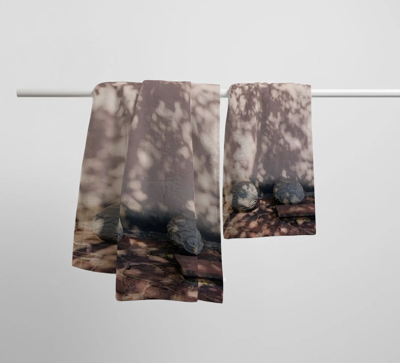 Shadow of a tree in China asciugamano da bagno da photolovers