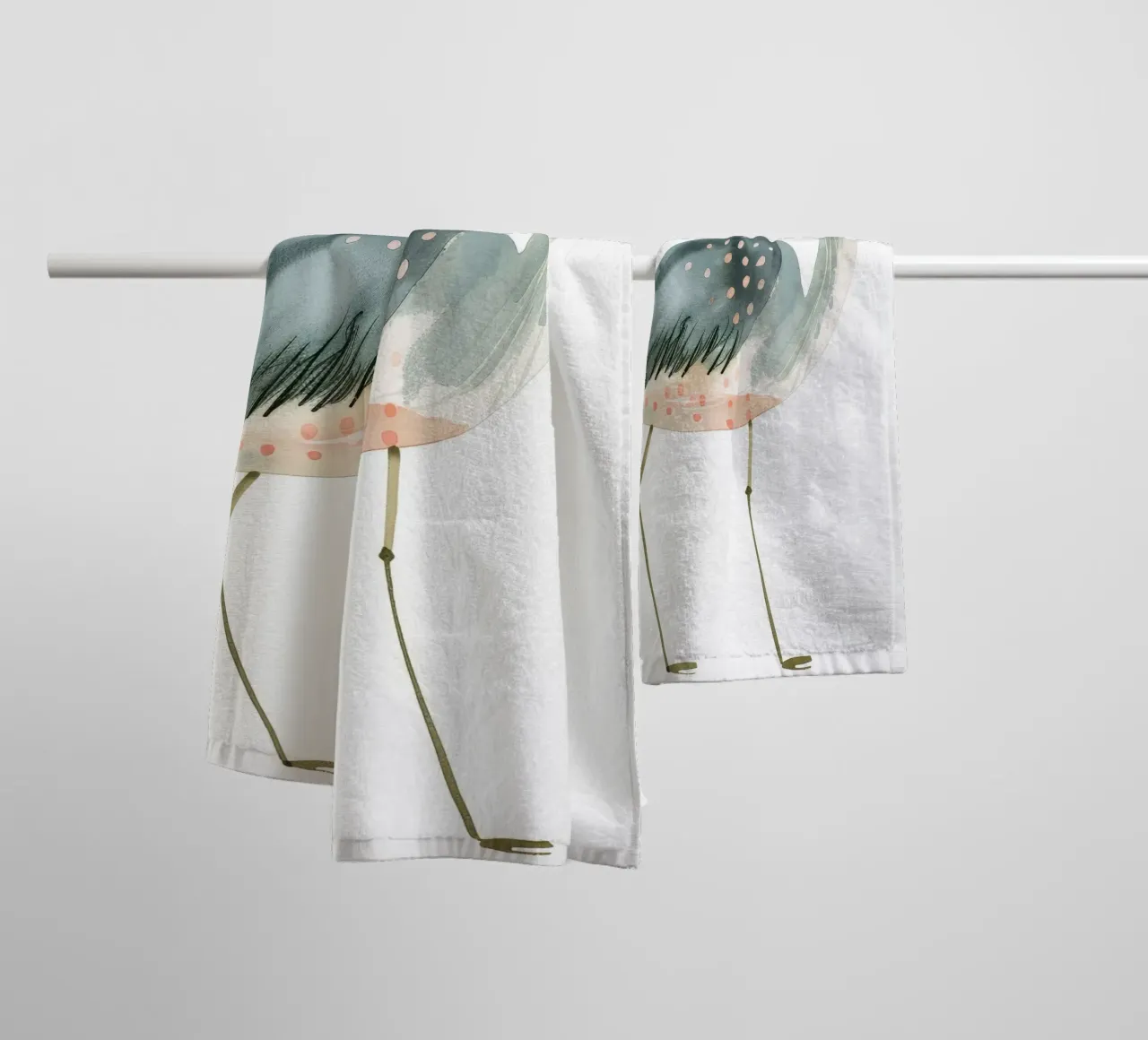 Héron élégant dans une douce palette d'aquarelles serviette de bain de DesignDoodle