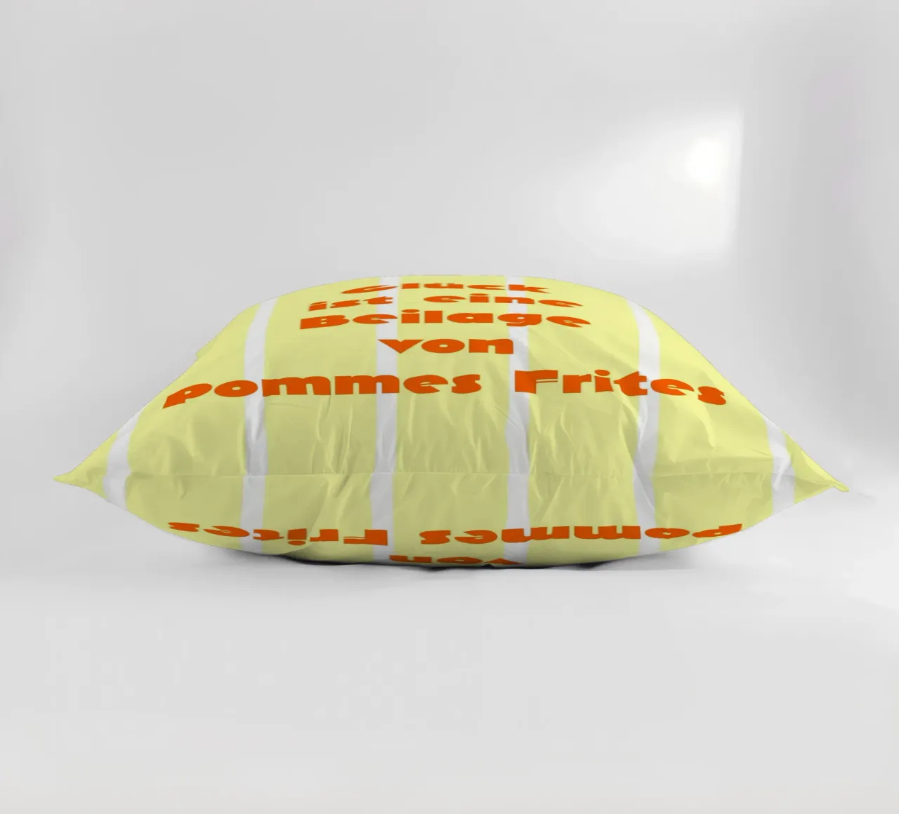 Glück ist eine Beilage von Pommes Frites. cuscino da FRICKE DESIGN