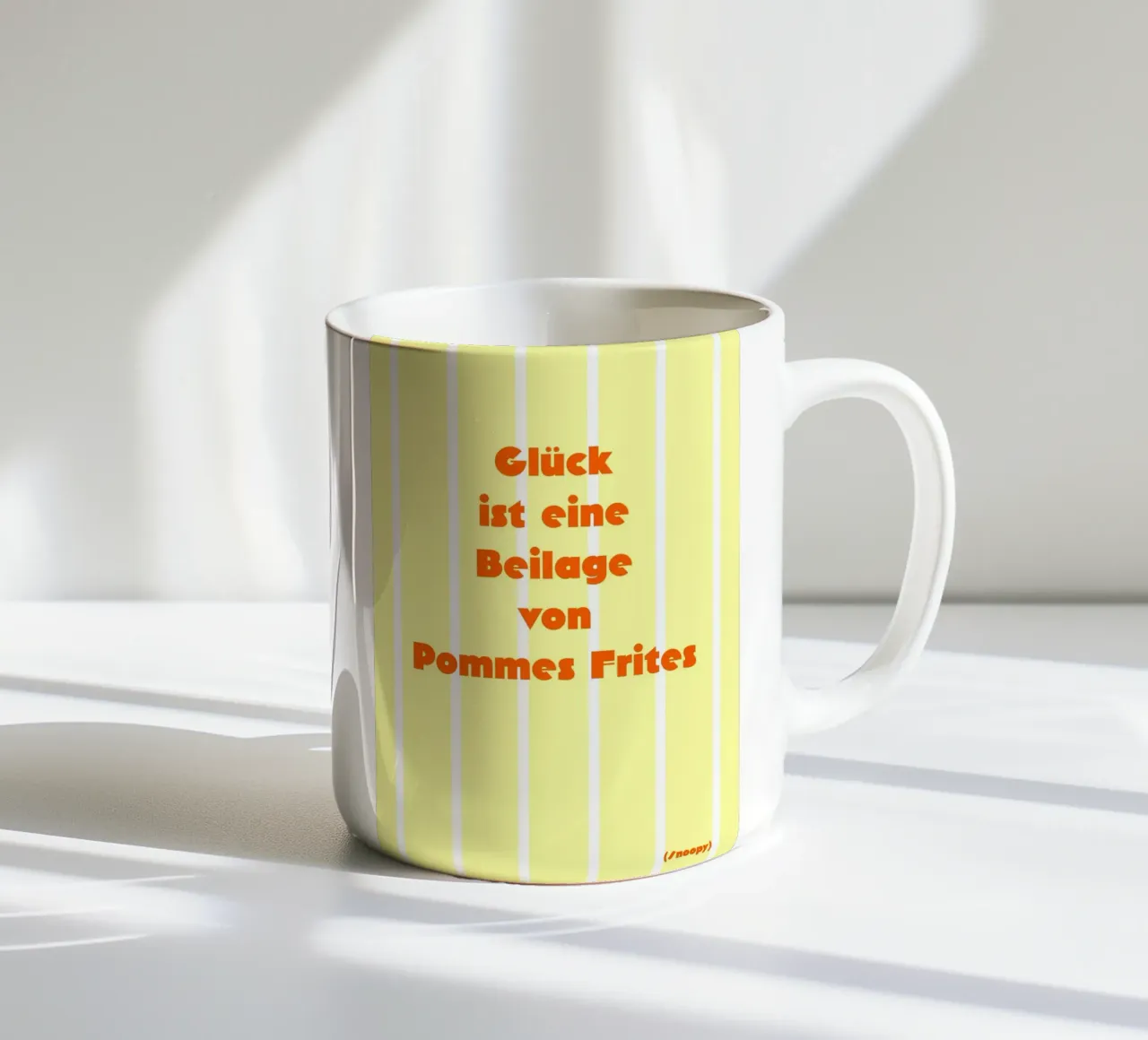 Glück ist eine Beilage von Pommes Frites. tazza in ceramica da FRICKE DESIGN