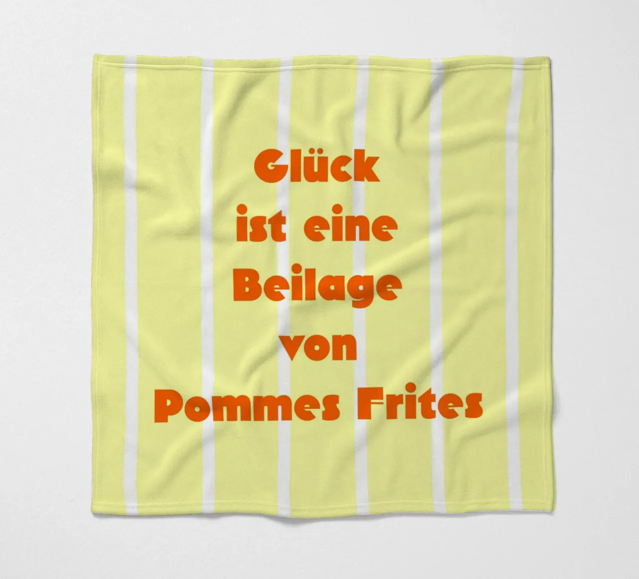 Glück ist eine Beilage von Pommes Frites. coperta in pile da FRICKE DESIGN