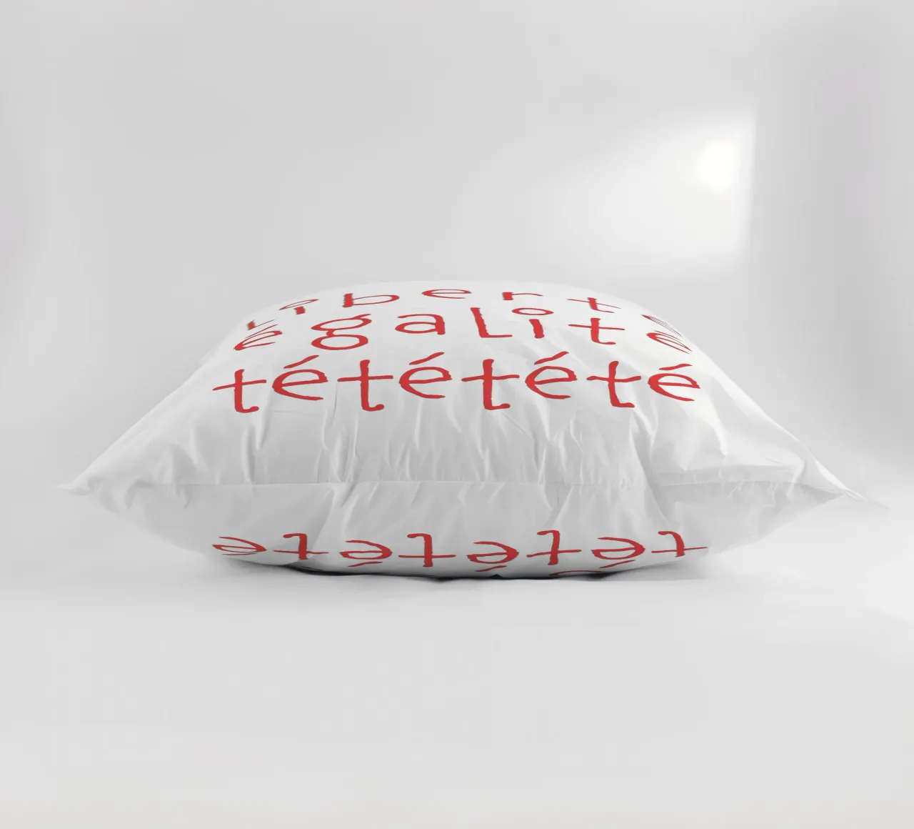 liberté. cuscino da FRICKE DESIGN