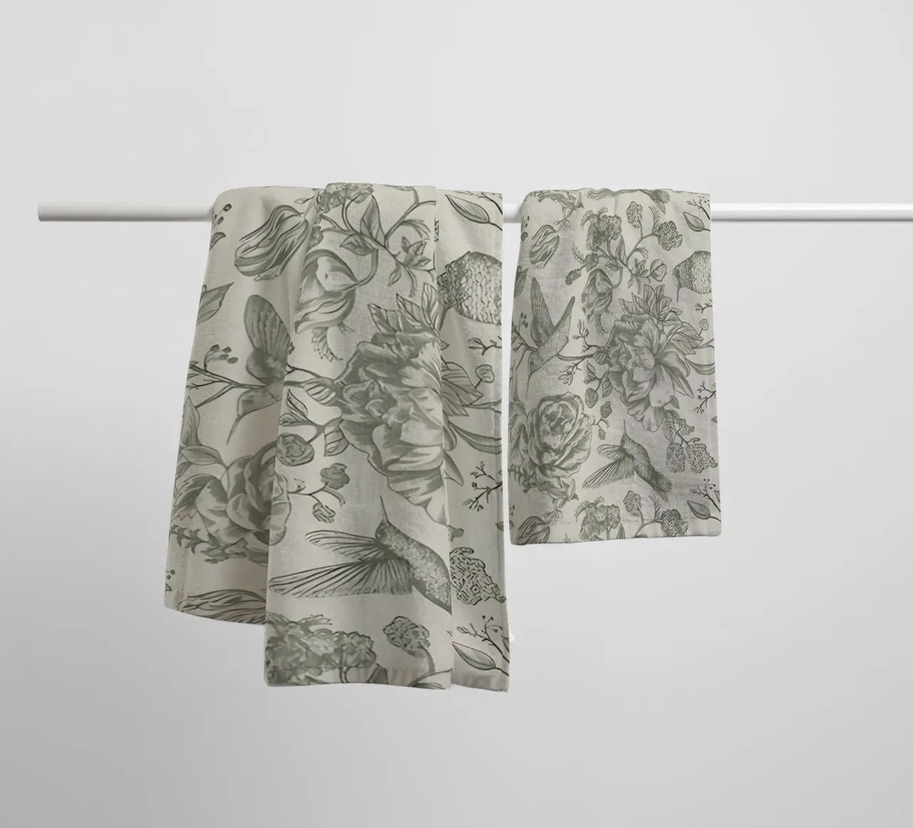 Kolibrie & Pioenroos Patroon | Vintage Botanisch Behang Pr badhanddoek van NorwesClub