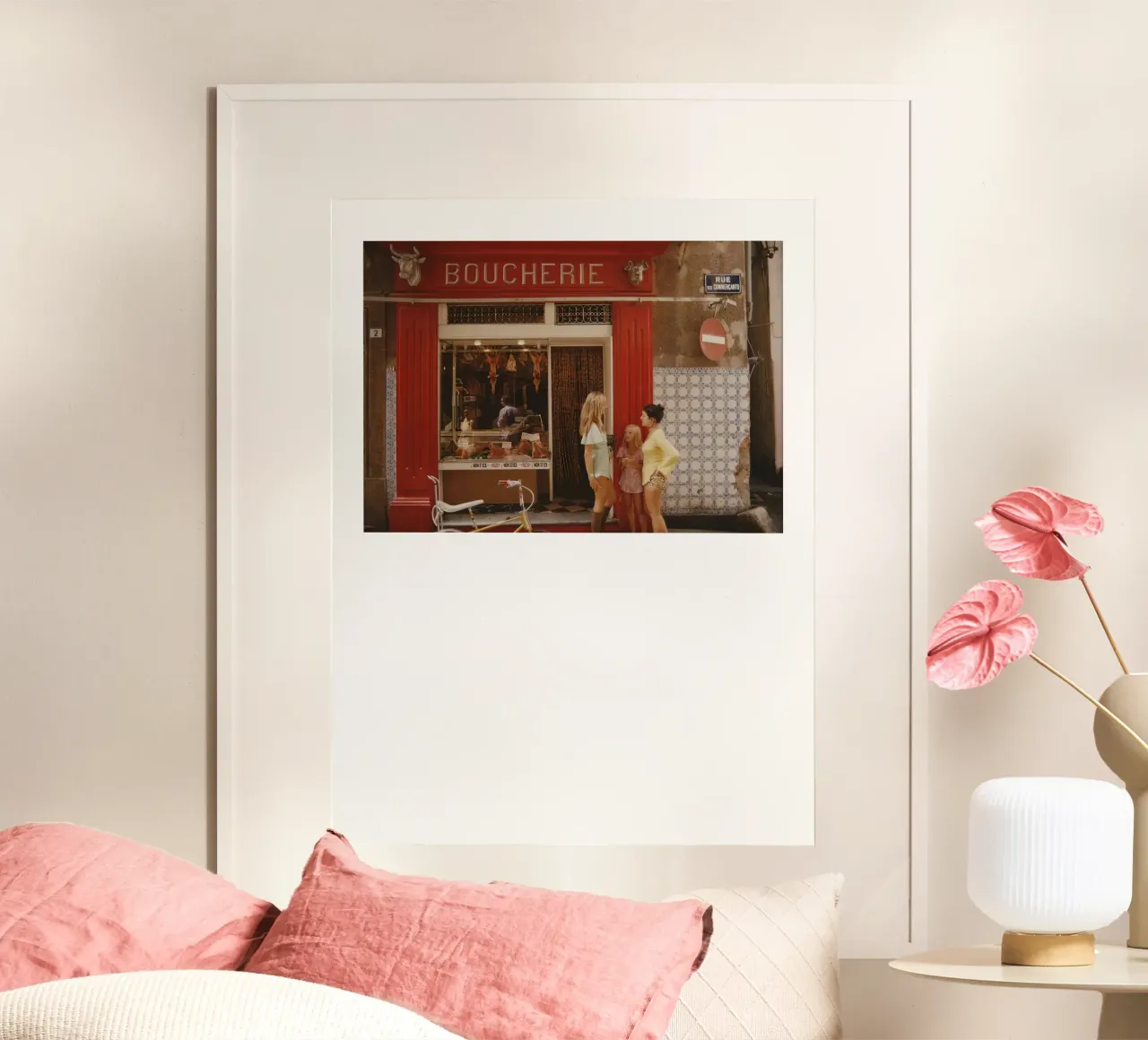 Slim Aarons Saint tropez Boucherie poster con telaio in legno da Slim Aarons Vintage