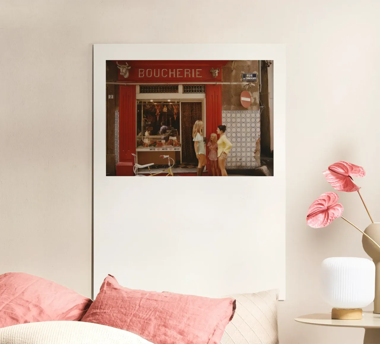 Slim Aarons Saint tropez Boucherie poster con telaio in legno da Slim Aarons Vintage