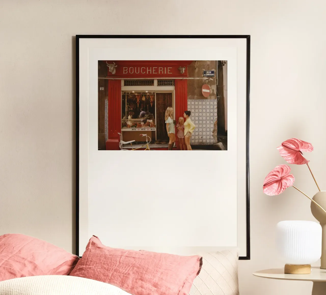 Slim Aarons Saint tropez Boucherie poster con telaio in legno da Slim Aarons Vintage