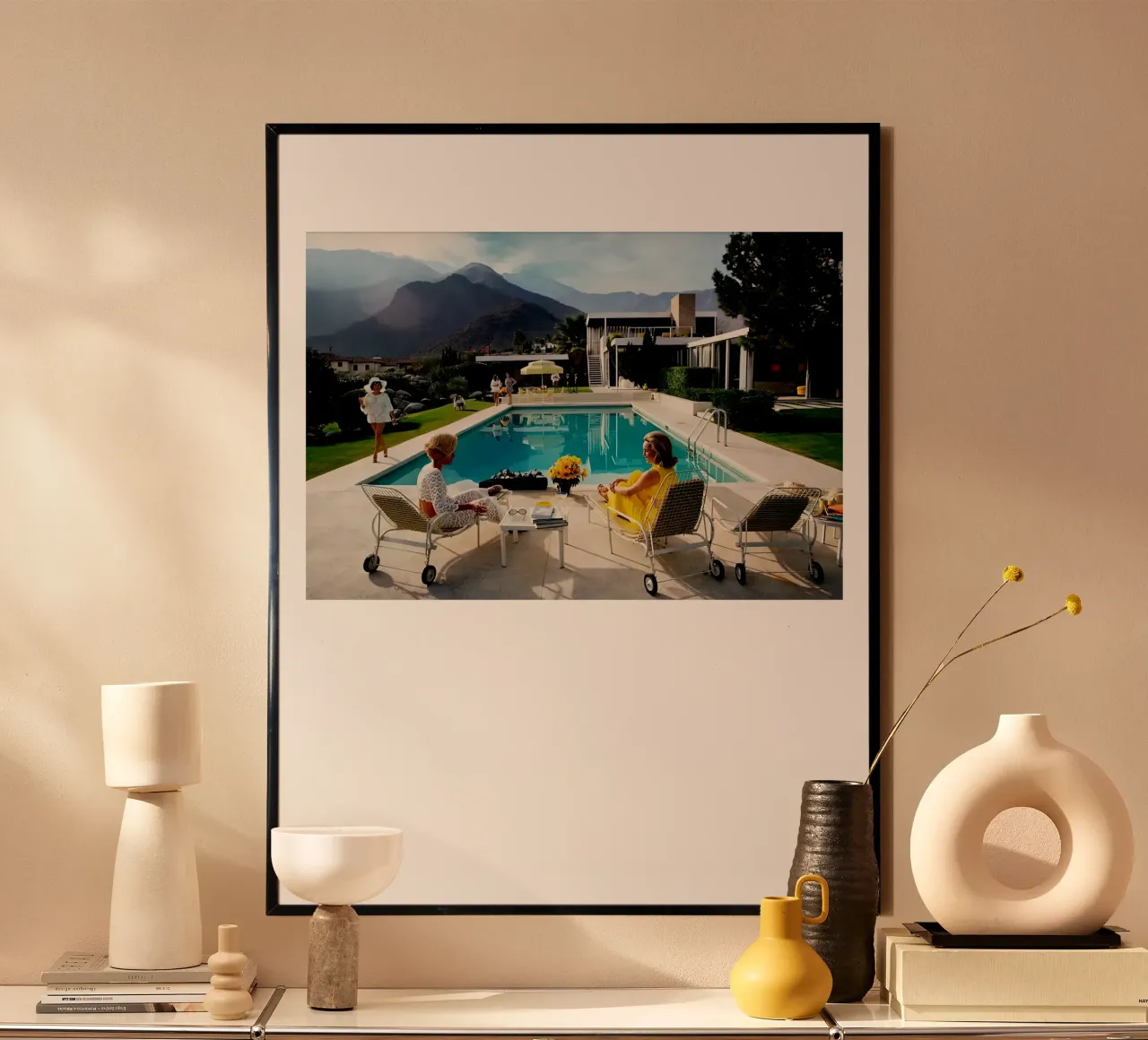 Slim aarons Pettegolezzi a bordo piscina poster con telaio in plastica da Slim Aarons Vintage