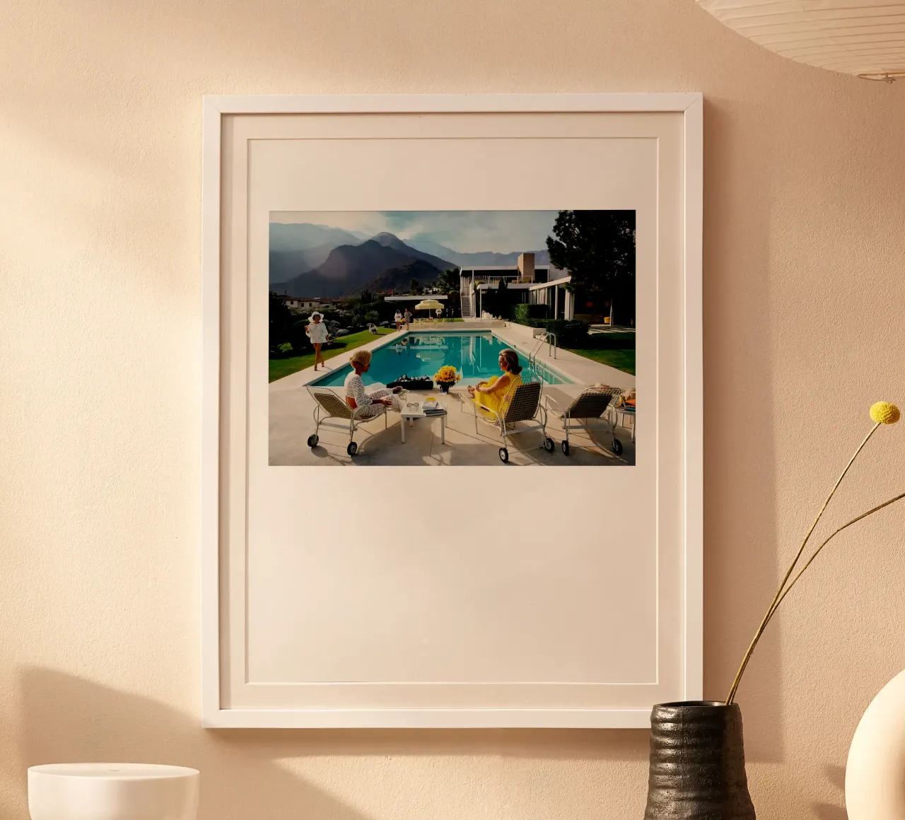 Slim aarons Pettegolezzi a bordo piscina poster con telaio in plastica da Slim Aarons Vintage