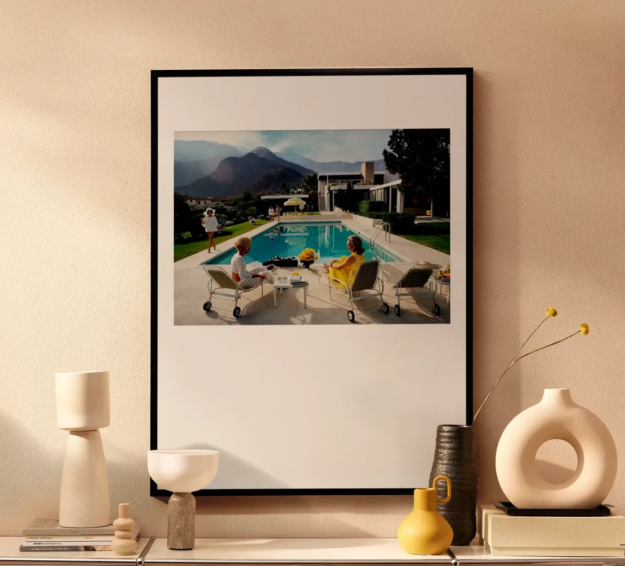 Slim aarons Pettegolezzi a bordo piscina poster con telaio in plastica da Slim Aarons Vintage