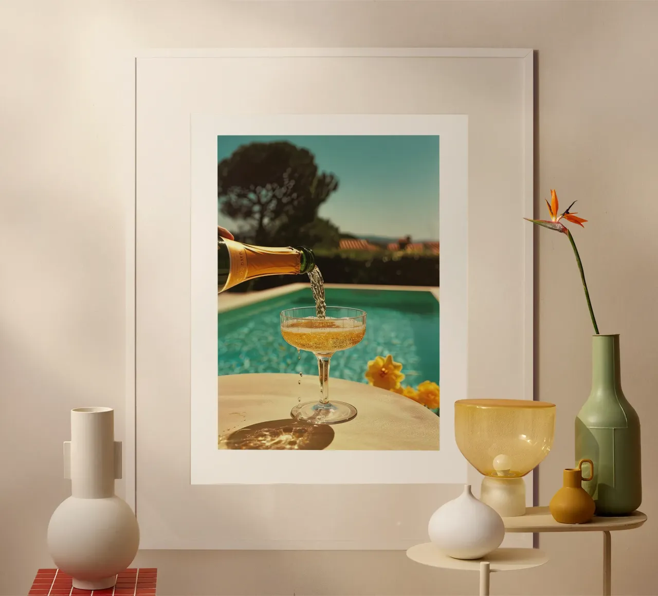 Piscina del vino poster con telaio in alluminio da Slim Aarons Vintage