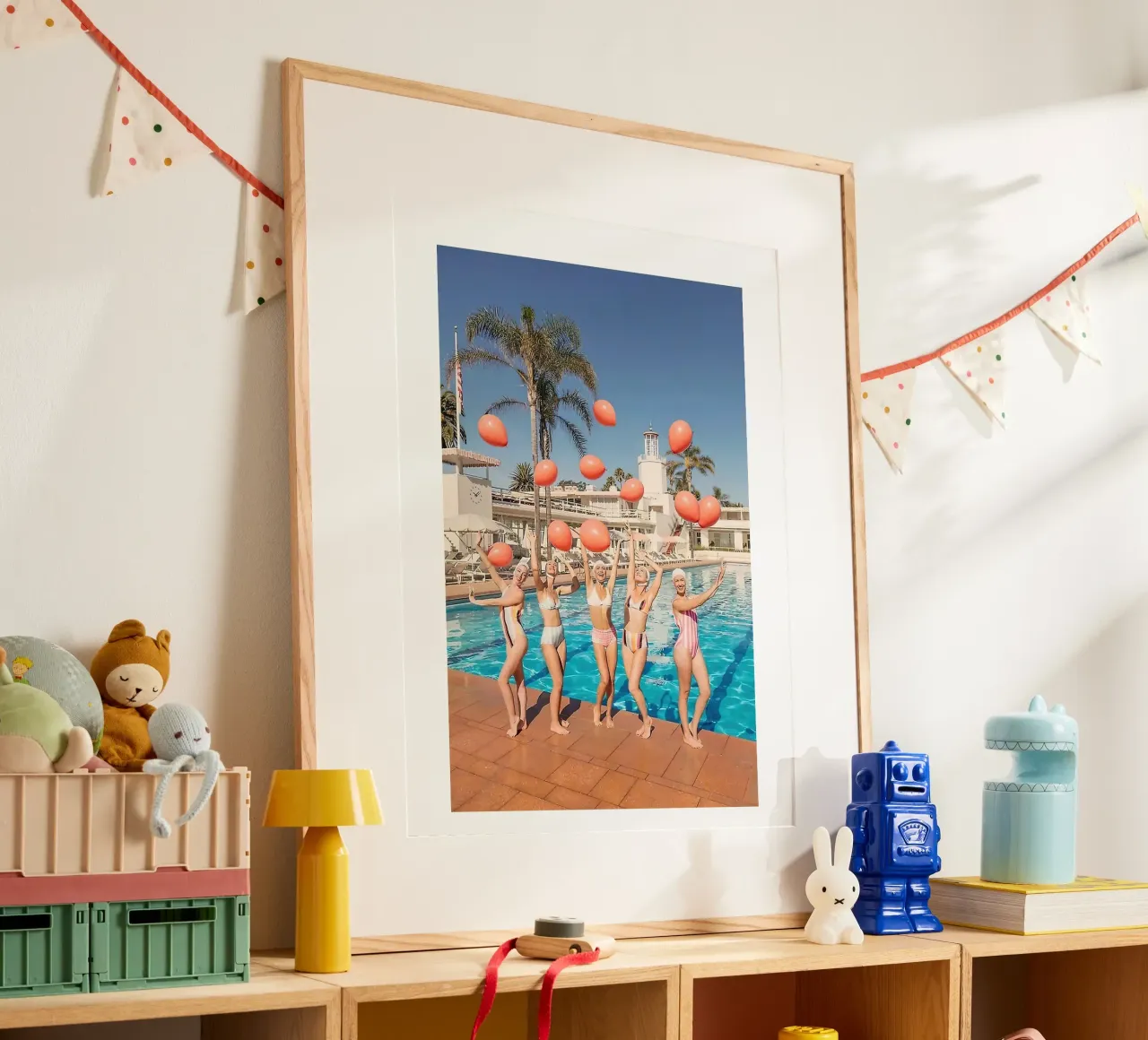 Hotel Beverly Hills poster con telaio in alluminio da Slim Aarons Vintage