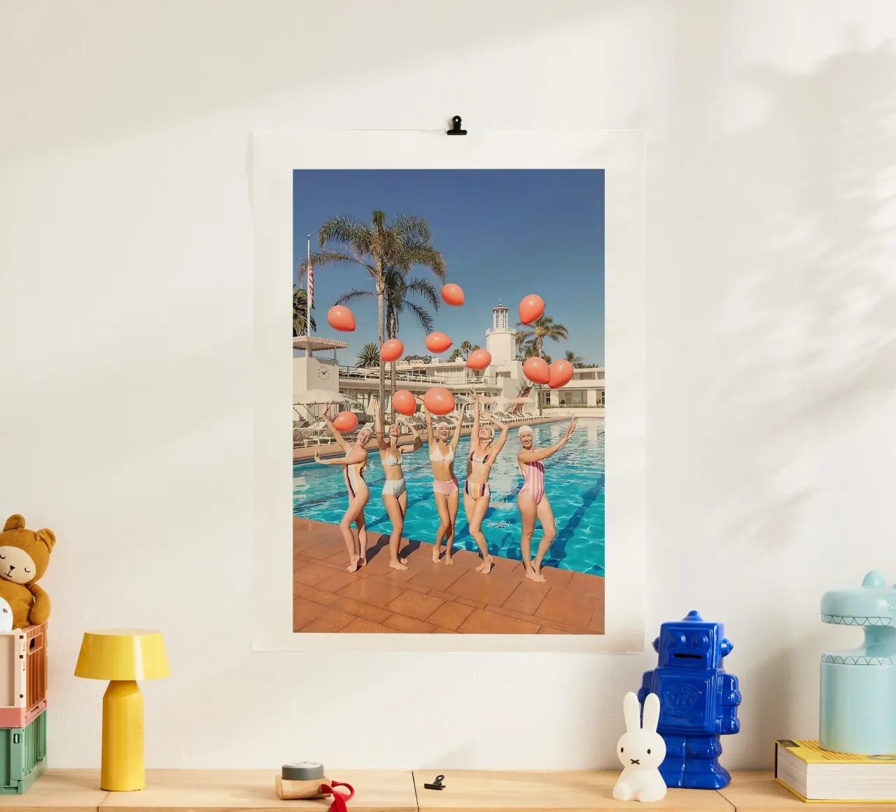 Hotel Beverly Hills poster con telaio in alluminio da Slim Aarons Vintage