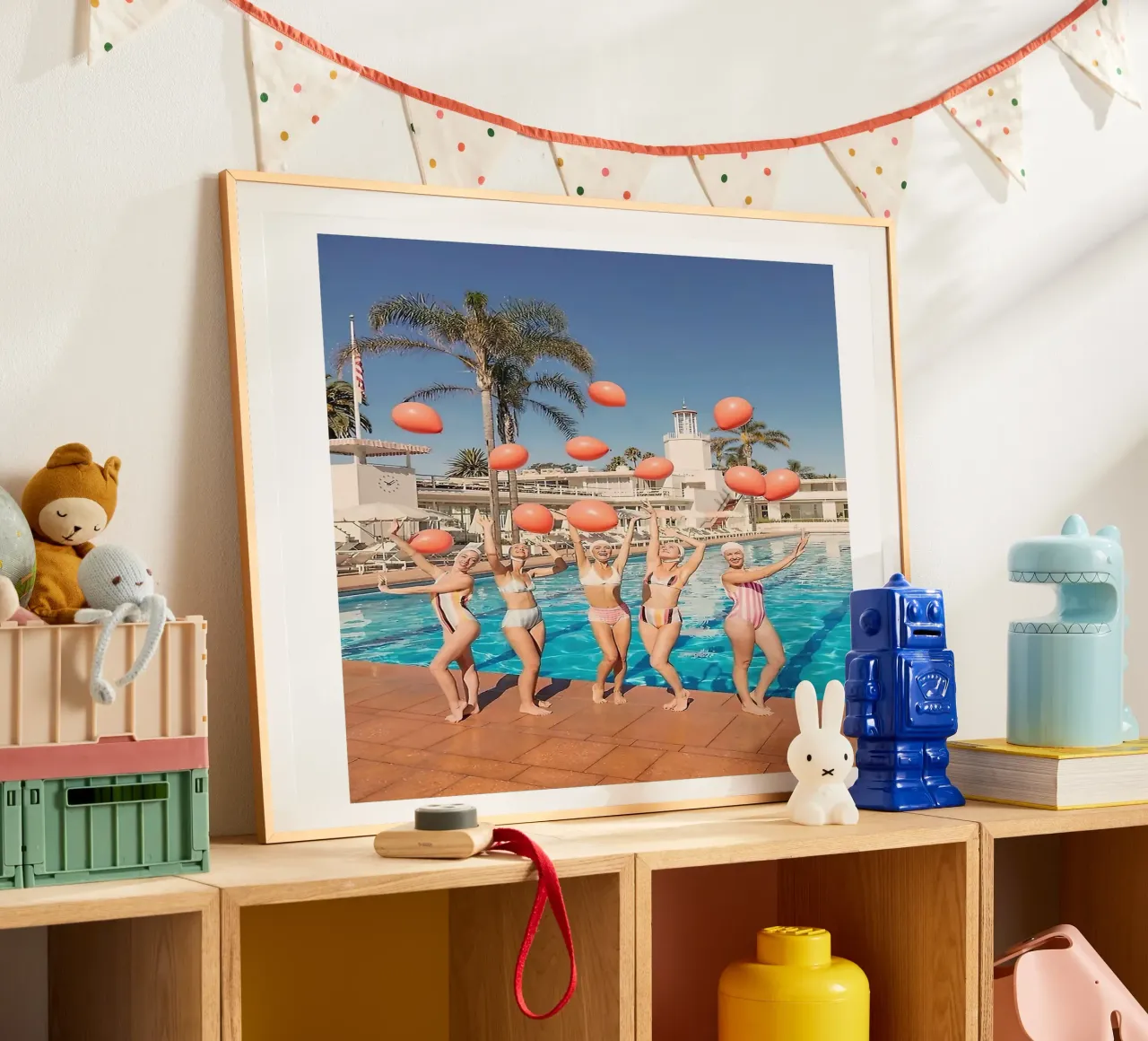 Hotel Beverly Hills poster con telaio in alluminio da Slim Aarons Vintage
