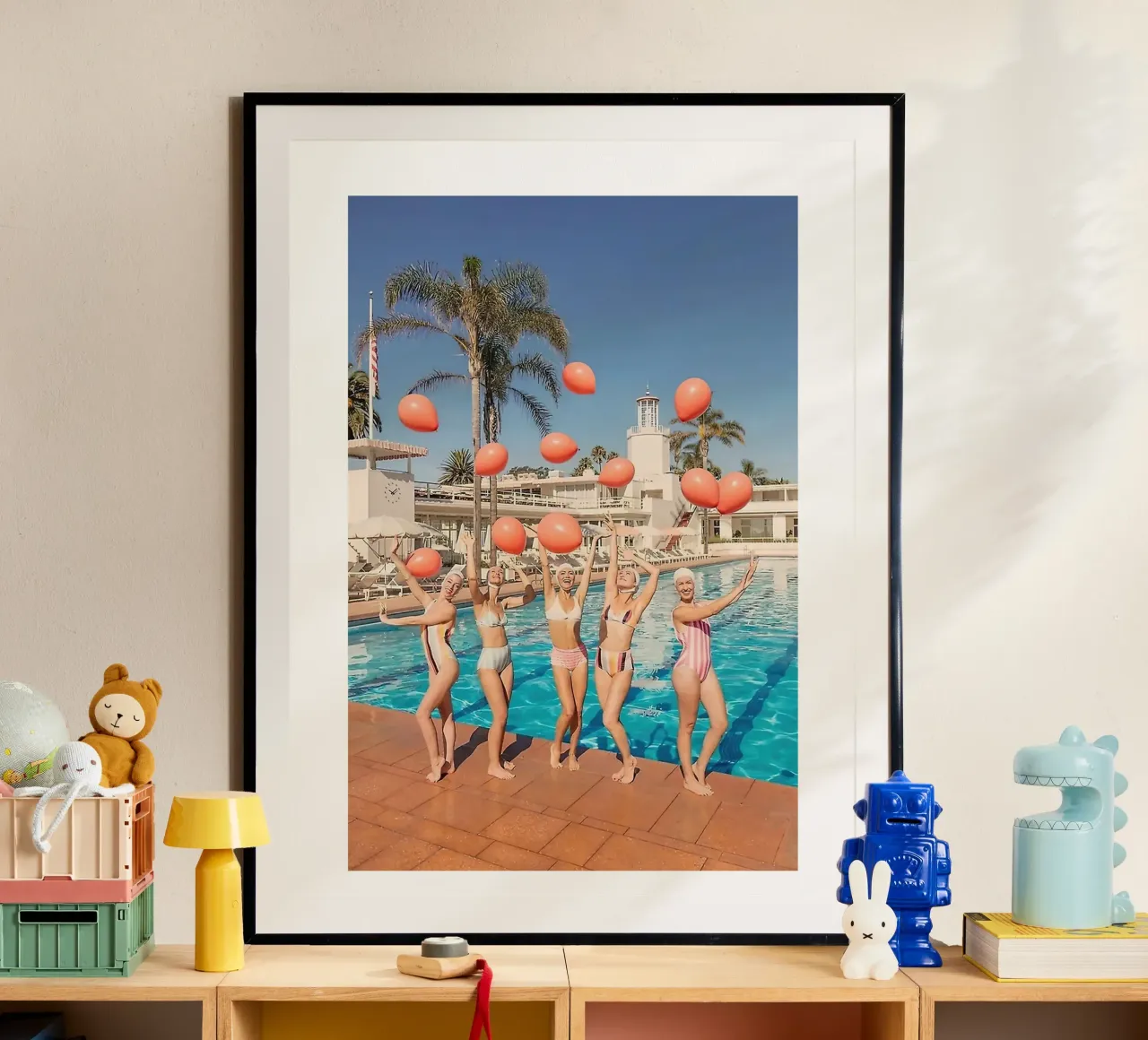 Hotel Beverly Hills poster con telaio in alluminio da Slim Aarons Vintage