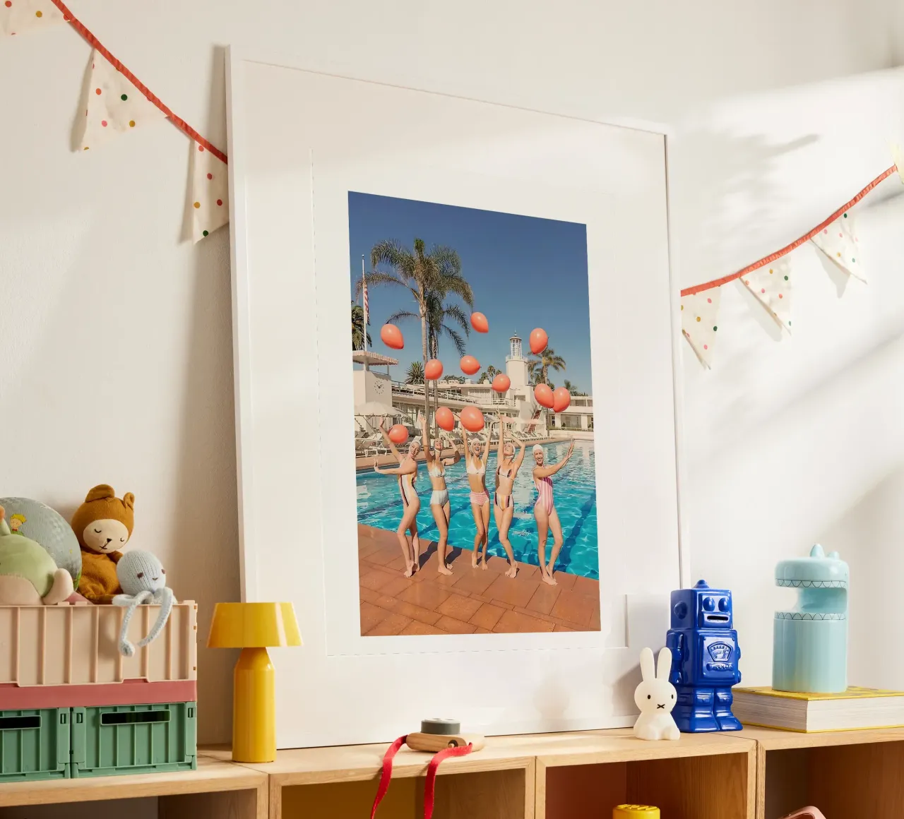 Hotel Beverly Hills poster con telaio in alluminio da Slim Aarons Vintage