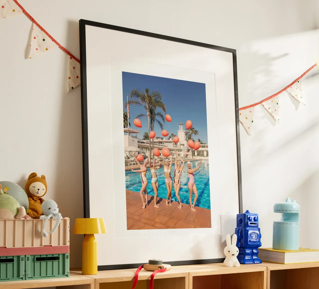 Hotel Beverly Hills poster con telaio in alluminio da Slim Aarons Vintage
