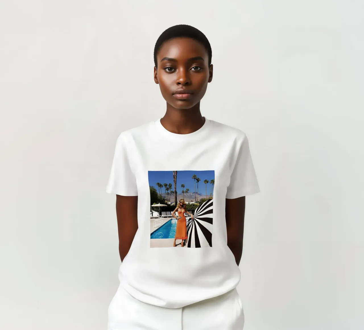 donne cool Pool Side Slim Aaron t-shirt da Slim Aarons Vintage