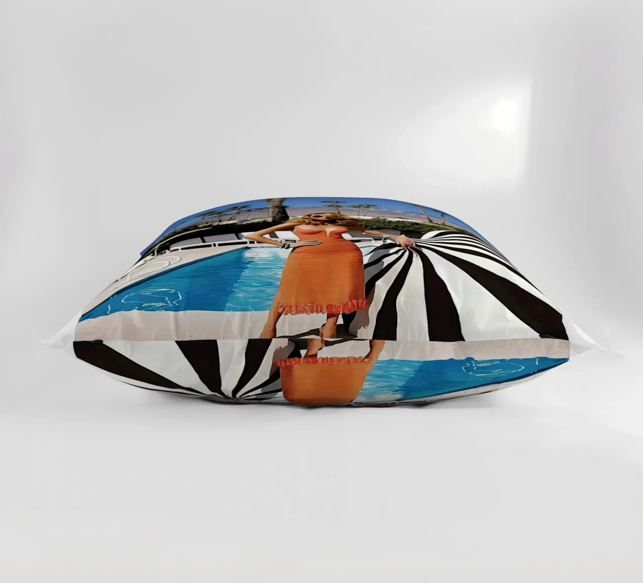 donne cool Pool Side Slim Aaron cuscino da Slim Aarons Vintage