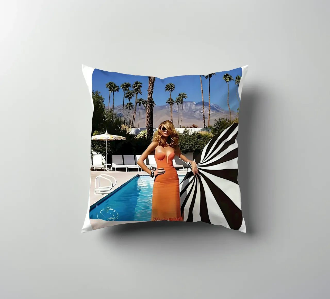 cool women Pool Side Slim Aaron cojín de Slim Aarons Vintage