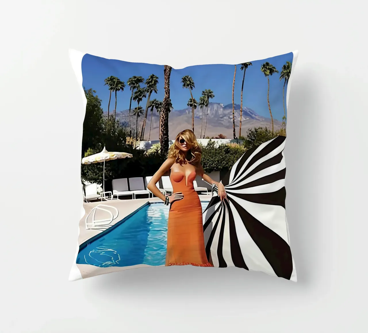 cool women Pool Side Slim Aaron cojín de Slim Aarons Vintage