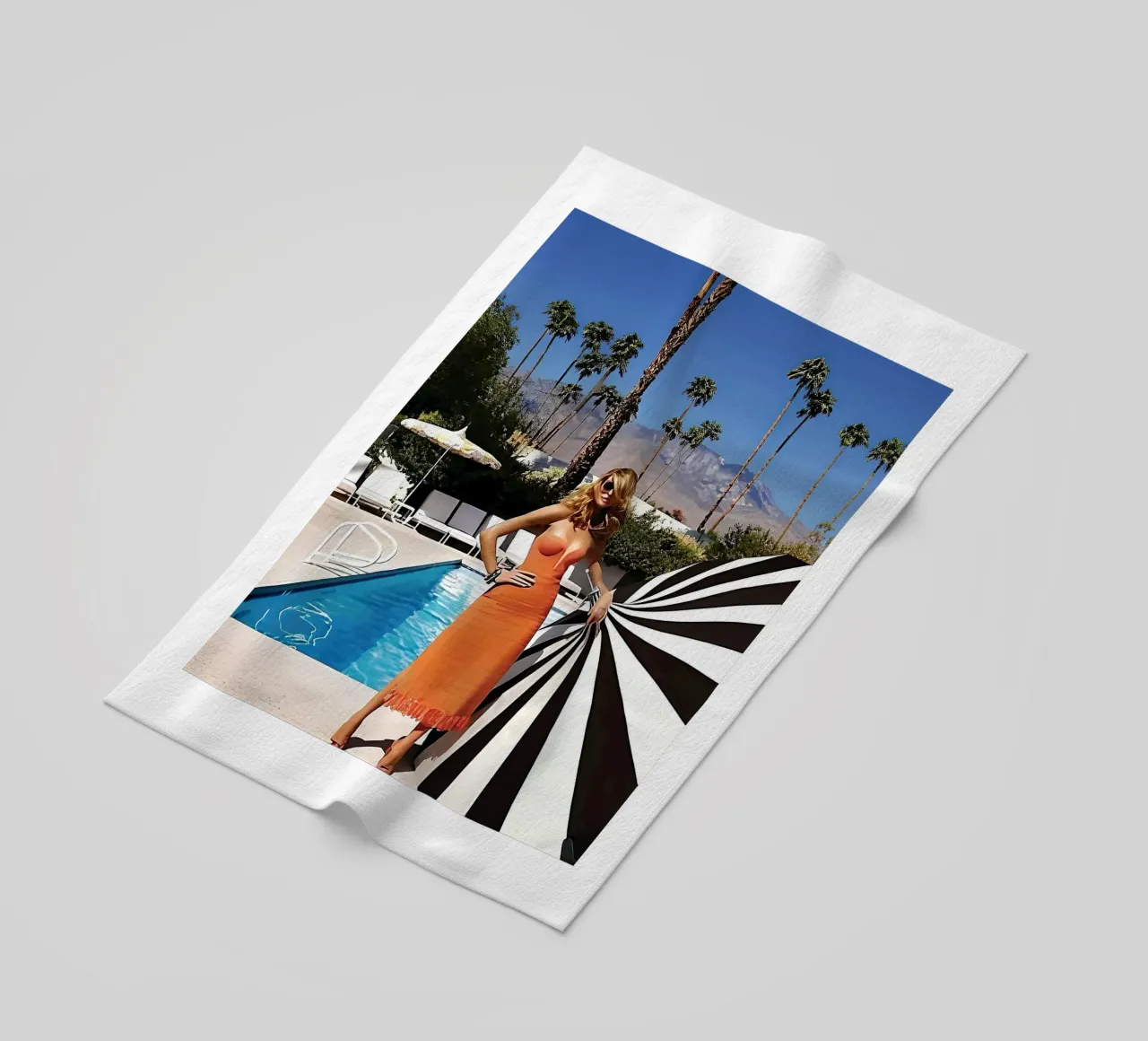 donne cool Pool Side Slim Aaron telo mare da Slim Aarons Vintage