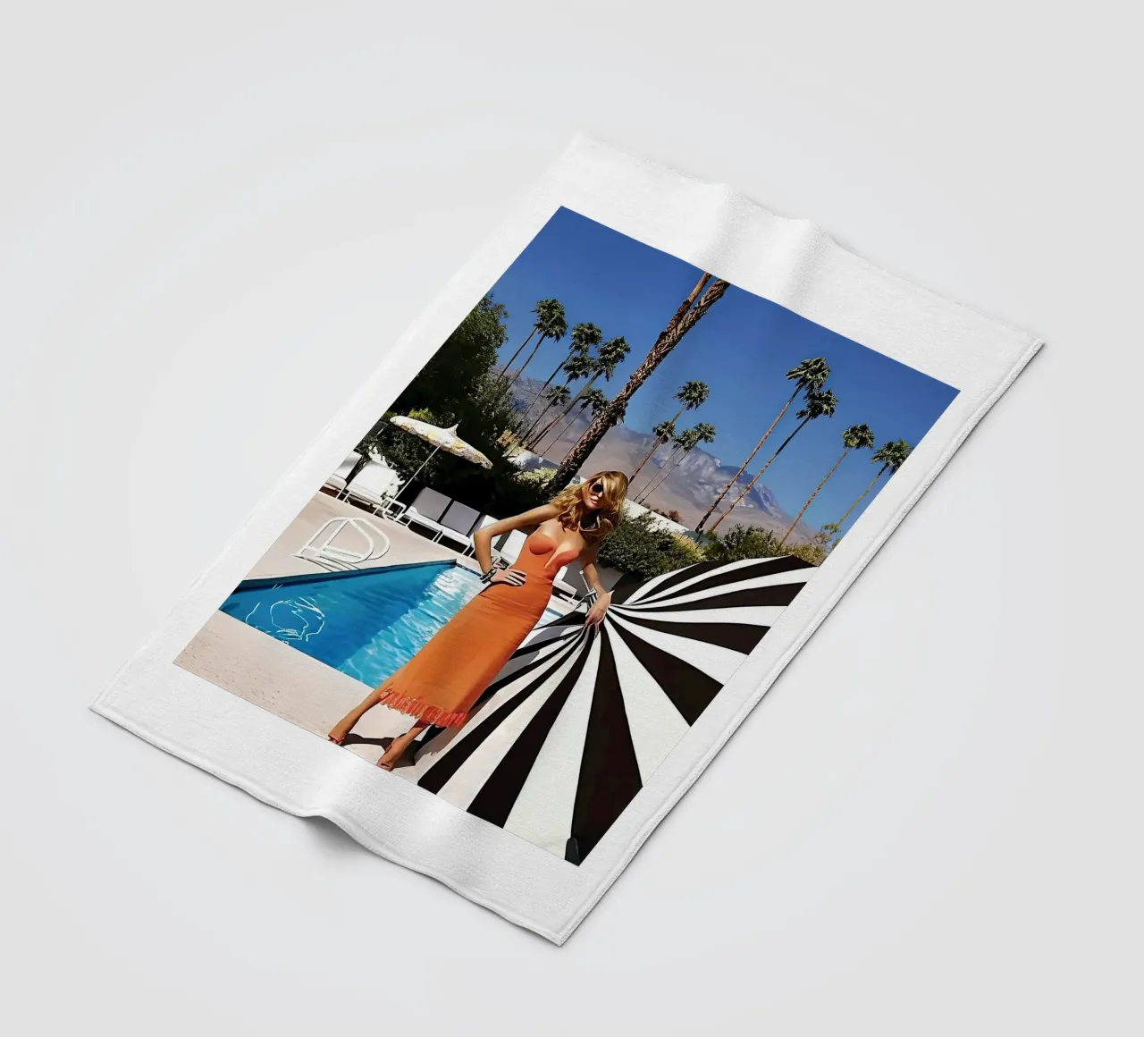 donne cool Pool Side Slim Aaron coperta in pile da Slim Aarons Vintage