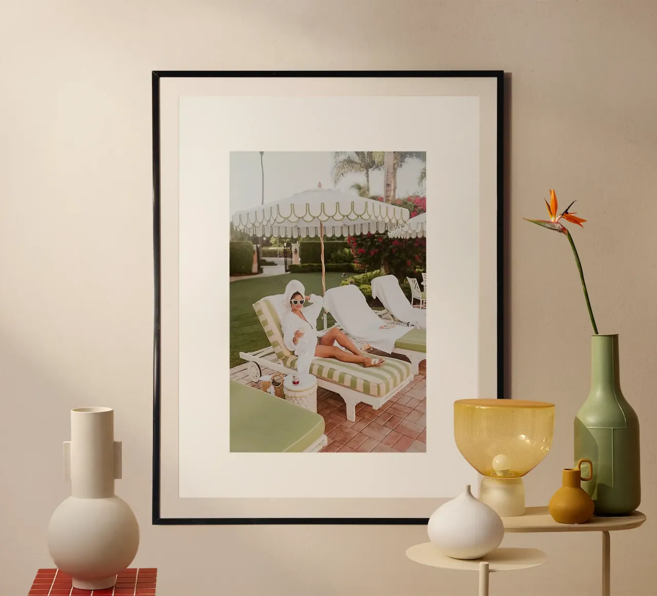 ragazze a bordo piscina poster con telaio in legno da Slim Aarons Vintage