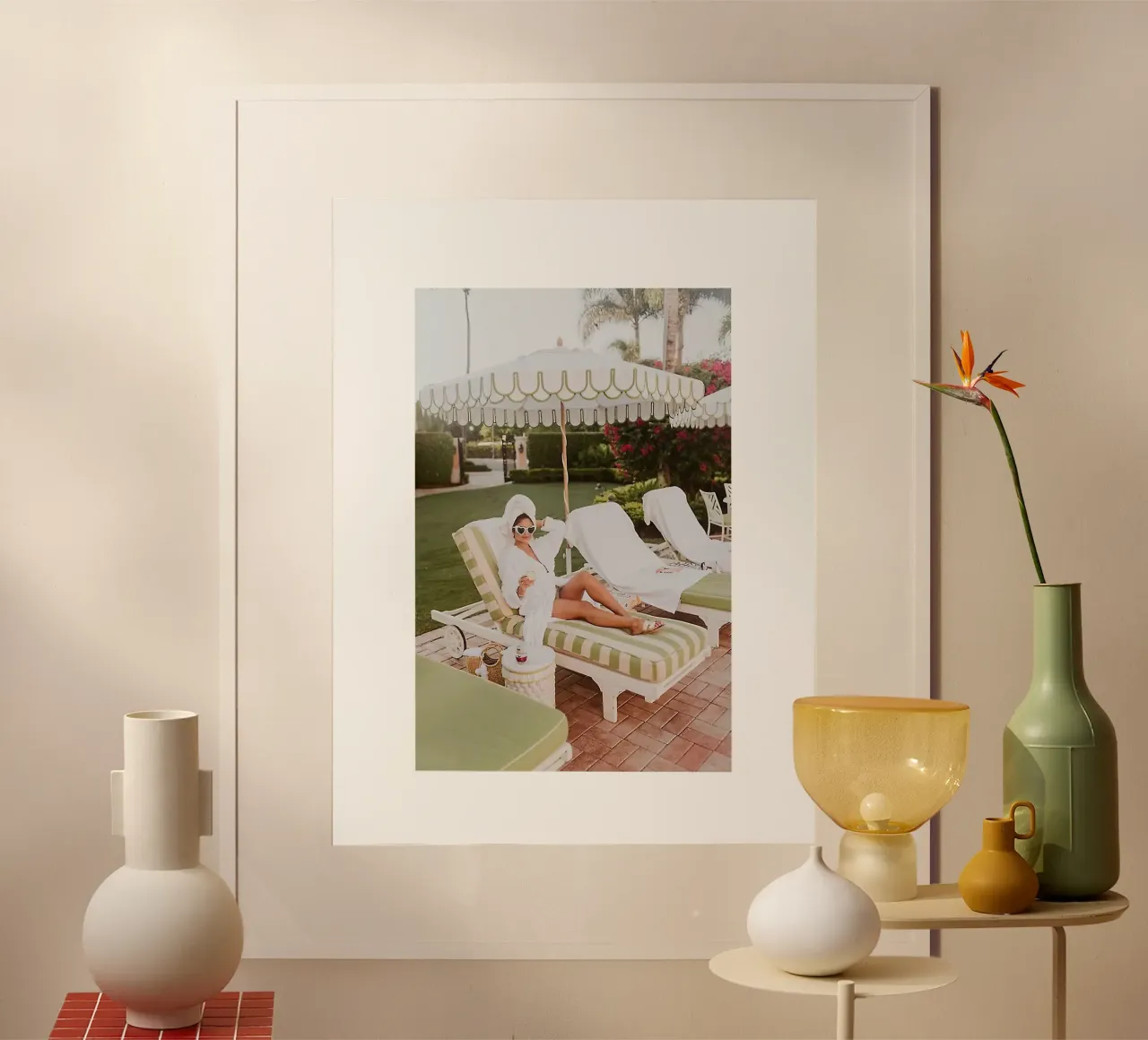 ragazze a bordo piscina poster con telaio in legno da Slim Aarons Vintage