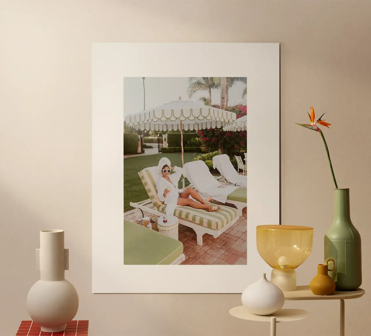 ragazze a bordo piscina poster con telaio in legno da Slim Aarons Vintage