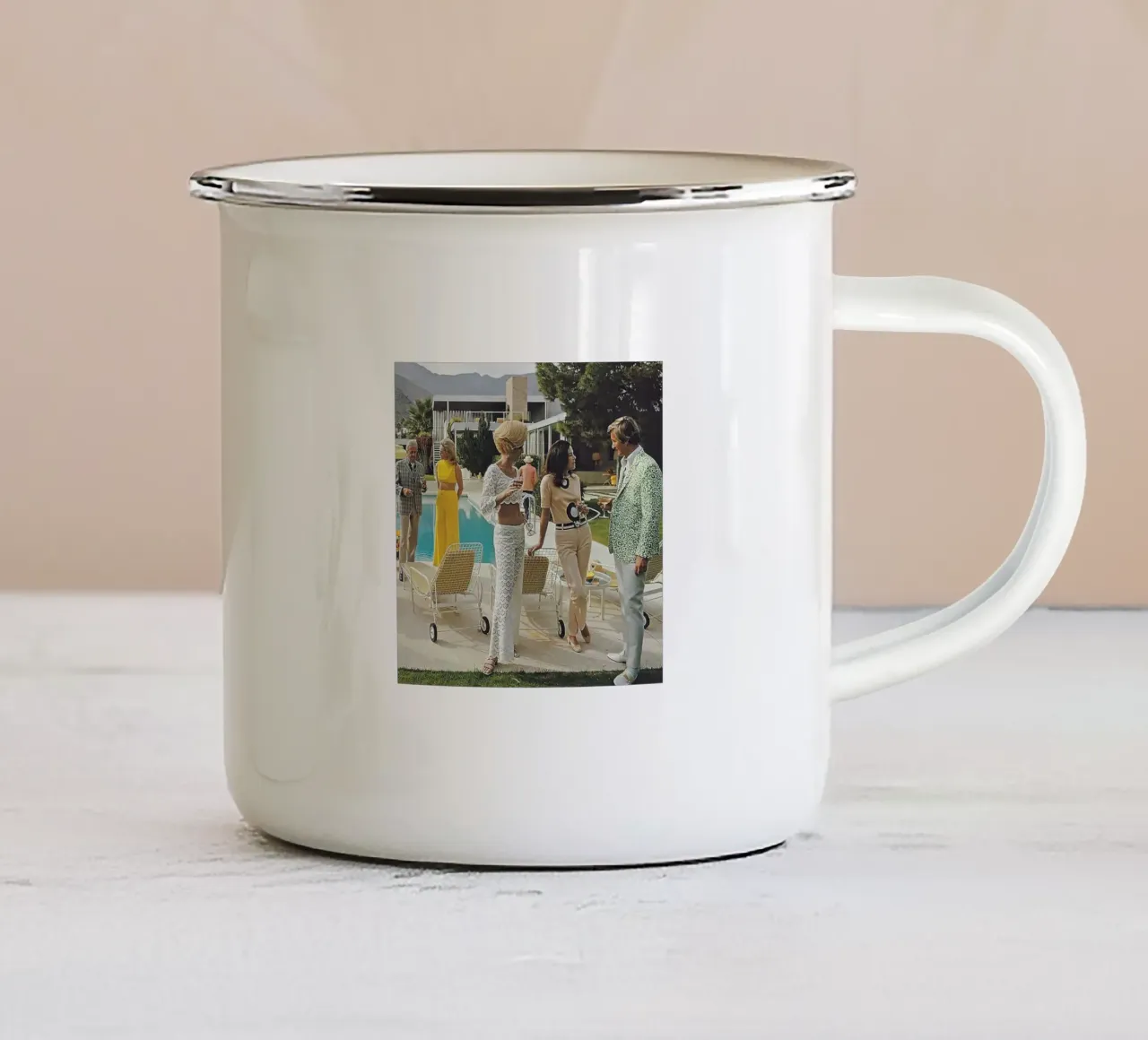 stile glamour tazza in smalto da Slim Aarons Vintage