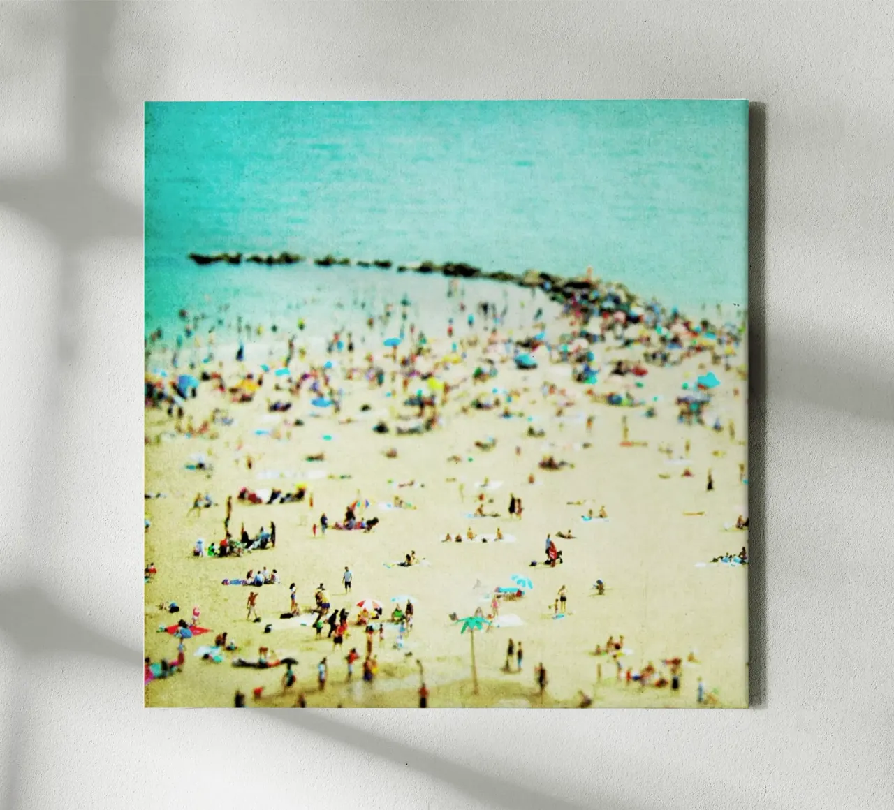 Coney Island Beach 2 tela con Cornice a cassetta da Mina Teslaru