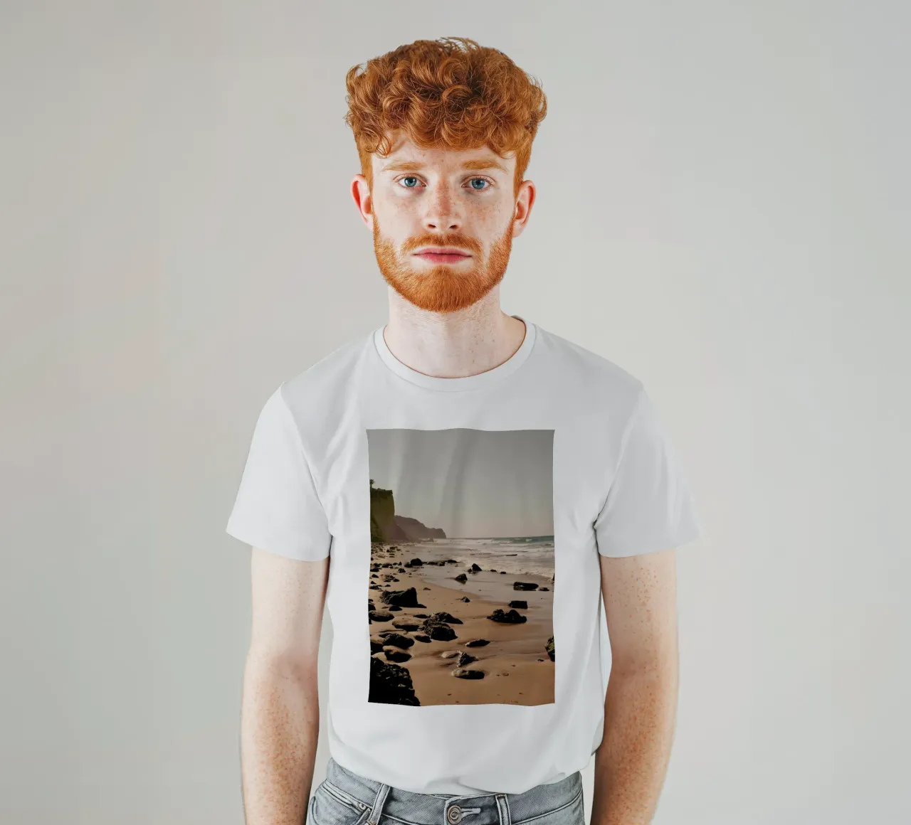 Hazy Mornings At The Beach t-shirt da Sebastian Hilgetag