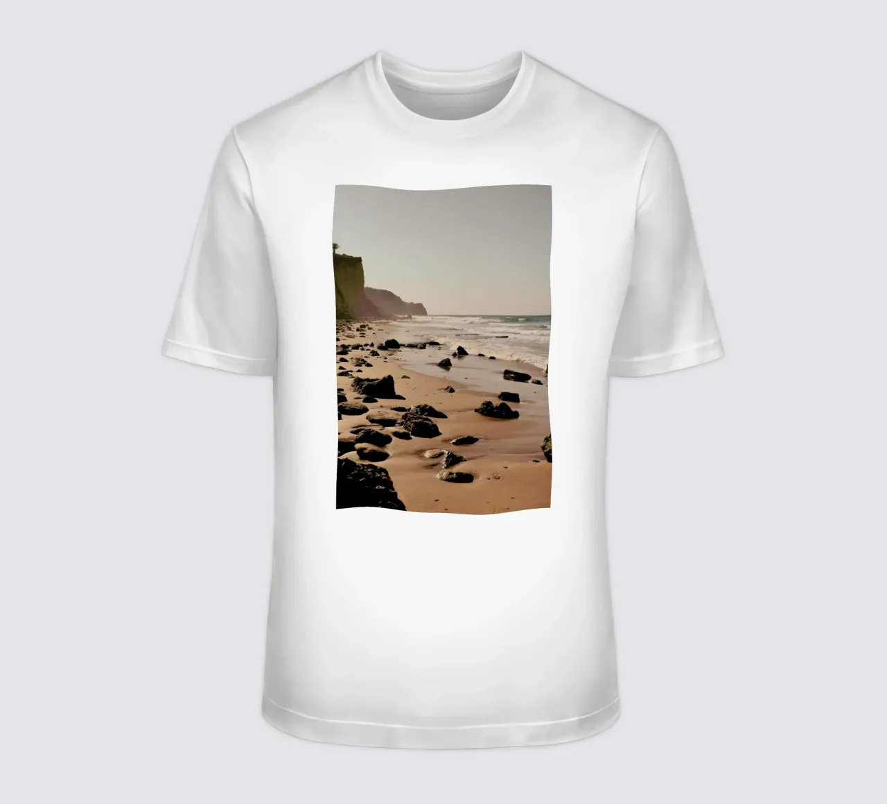 Hazy Mornings At The Beach t-shirt da Sebastian Hilgetag