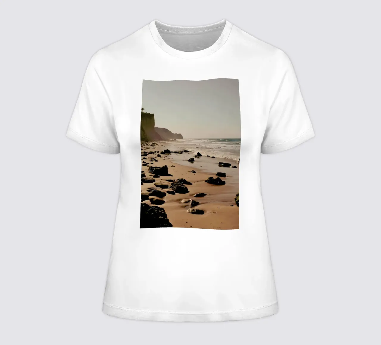 Hazy Mornings At The Beach t-shirt da donna da Sebastian Hilgetag